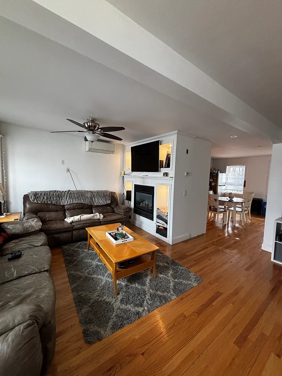 Building Photo - 645 E 2nd St #1