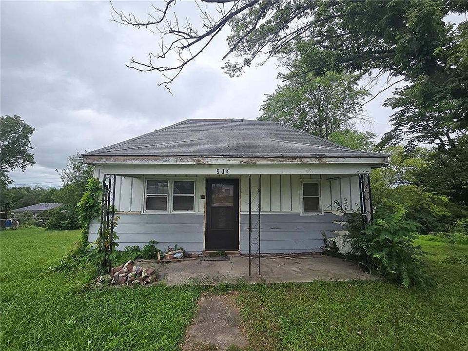 2nd image of 218 N Titus Ave