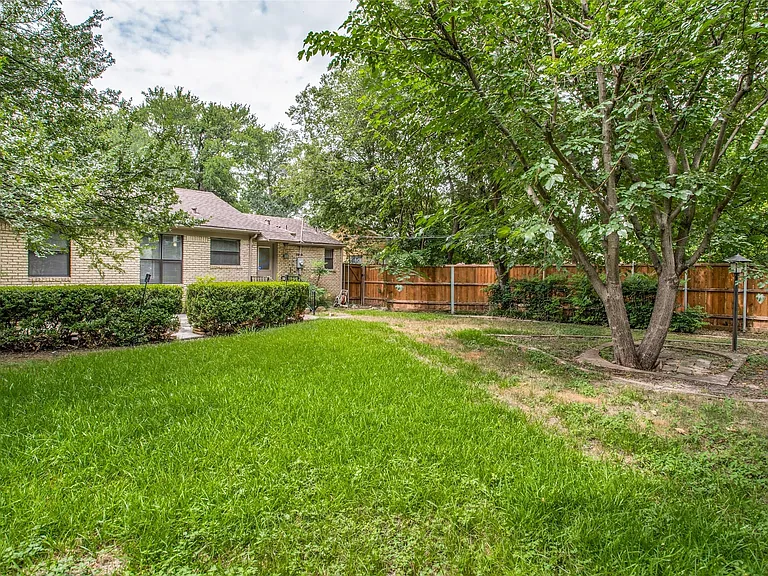Good-sized backyard - great for grillin' & chillin'!