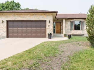 27 Hennessey Dr, Winnipeg, MB R3P1P8