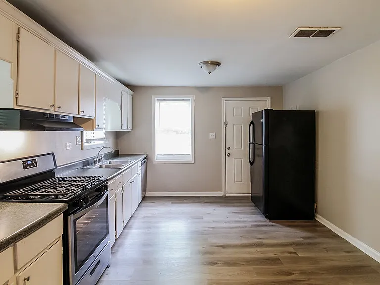 1135 Clark St — Photo 6