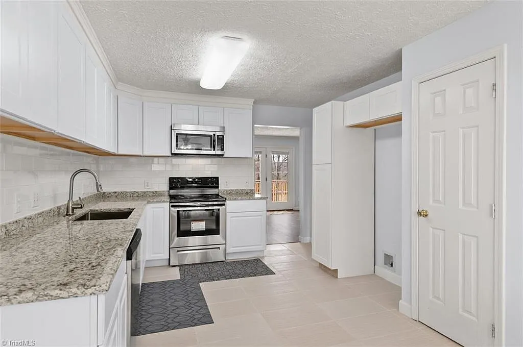 3 bed, 2450 sqft, $2,400 — Photo 4