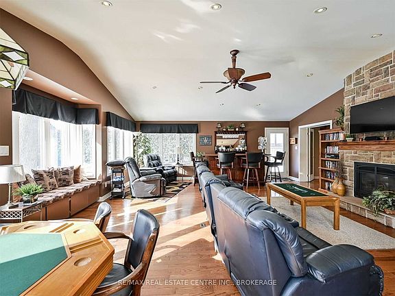 4th image of 418 Tennyson Dr