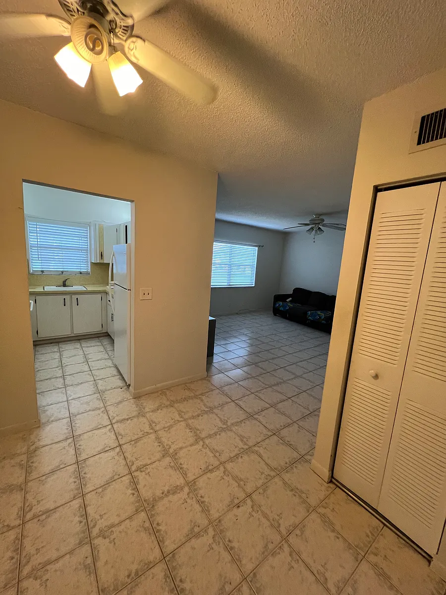 Building Photo - 2525 Hollywood Blvd #112