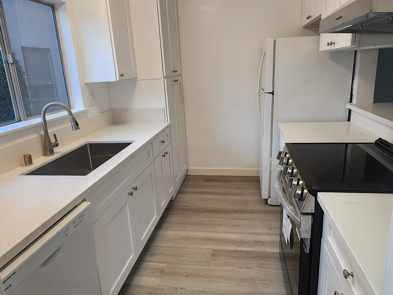 2 bed, 1.5 bath, 1100 sqft, $3,300 — Photo 2