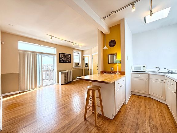 5th image of 717 W Barry Ave Unit 3B