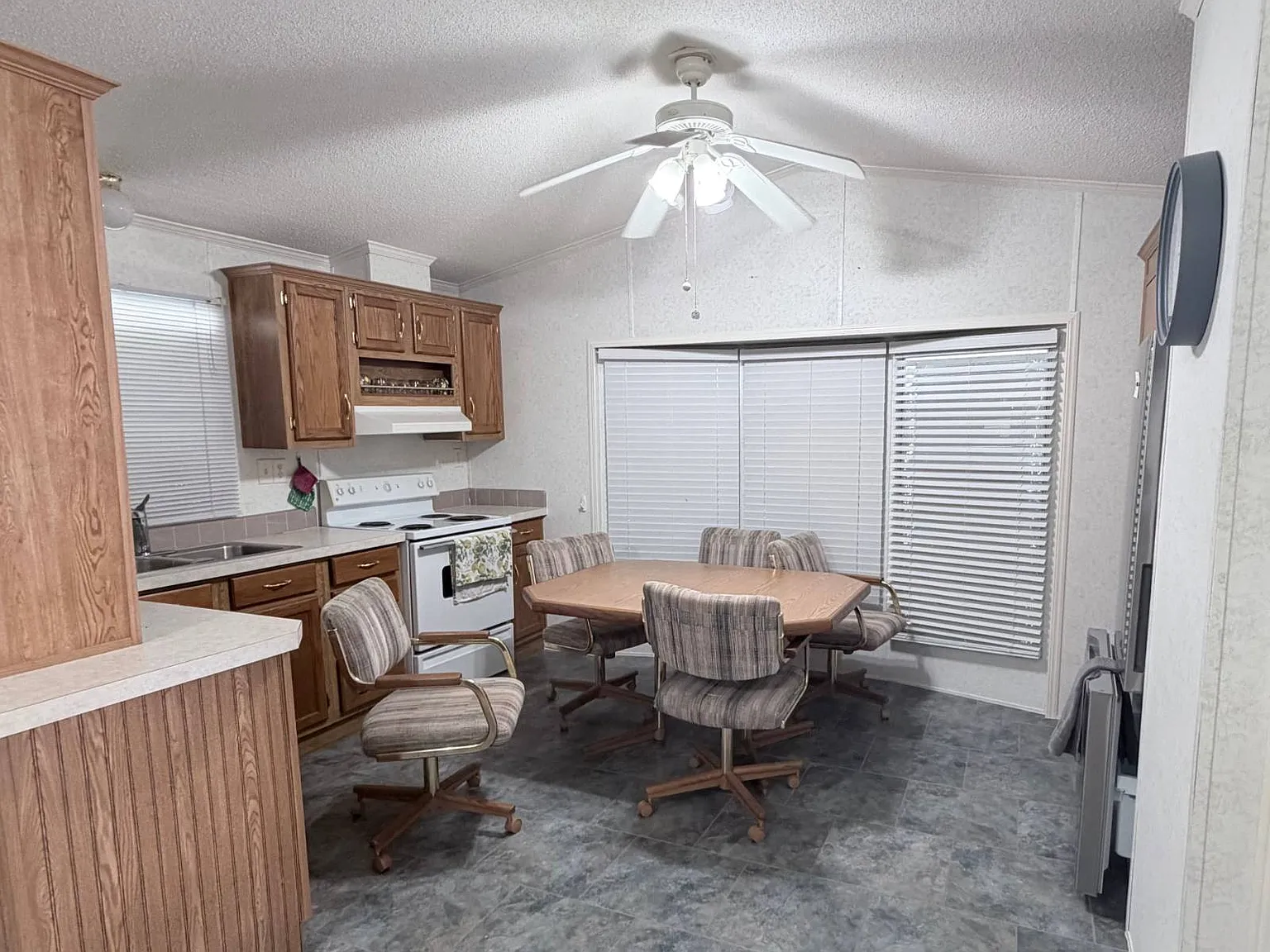 1 bed, 1.0 bath, 672 sqft, $950 — Photo 2