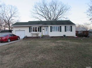 6 Chapel Hill Dr, Brentwood, NY 11717