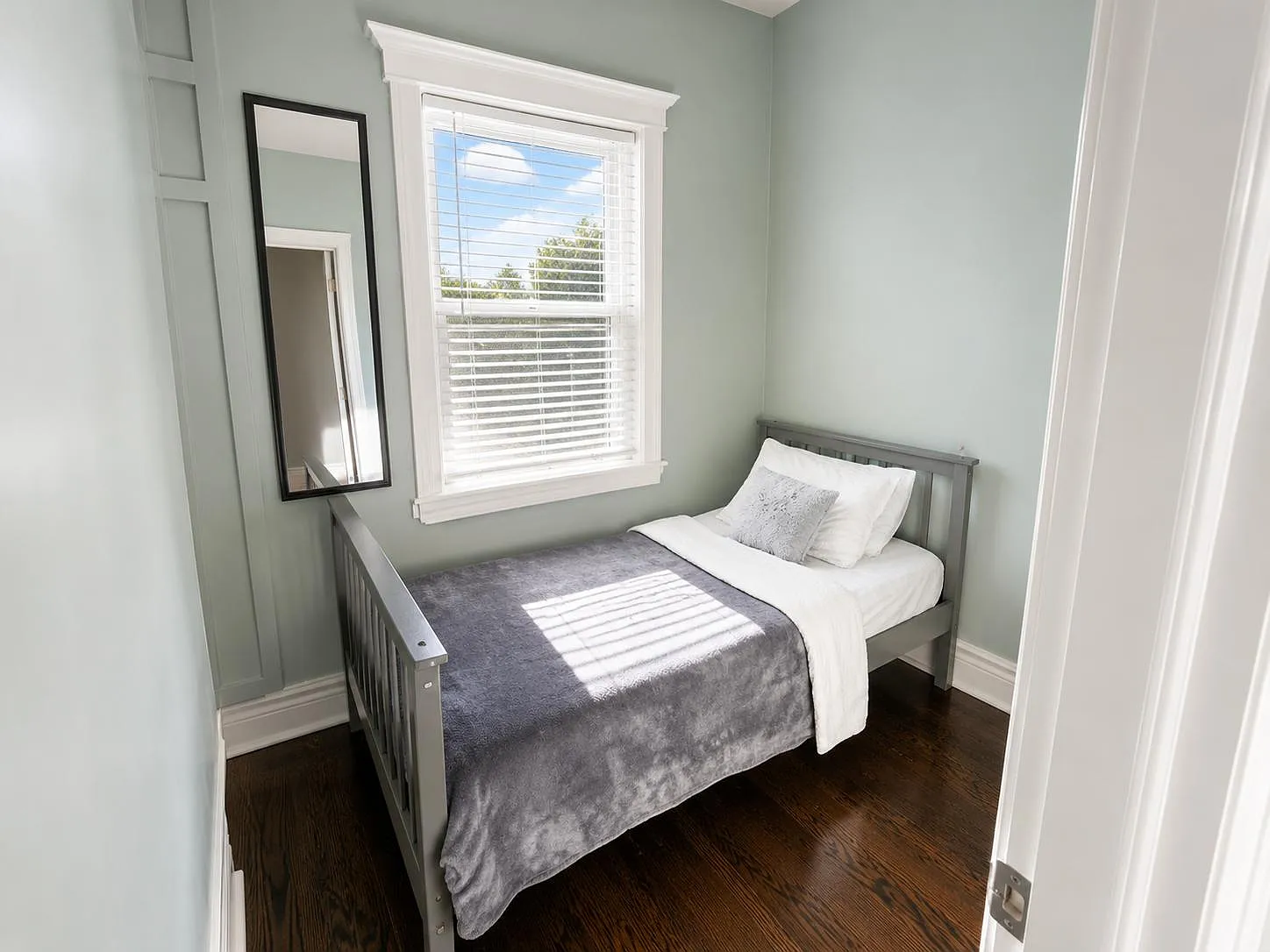 3 bed, 1.0 bath, 850 sqft, $1,252 — Photo 1