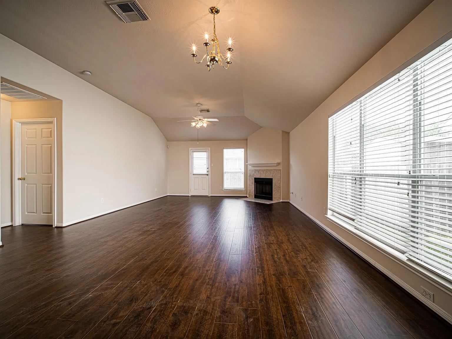 3 bed, 2.0 bath, 1634 sqft, $1,950 — Photo 3