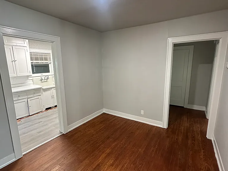 302 E 6th St — Photo 5