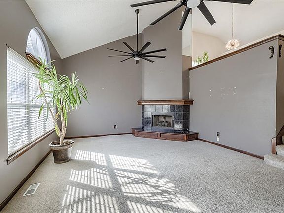 3rd image of 905 NW Pennington Ct