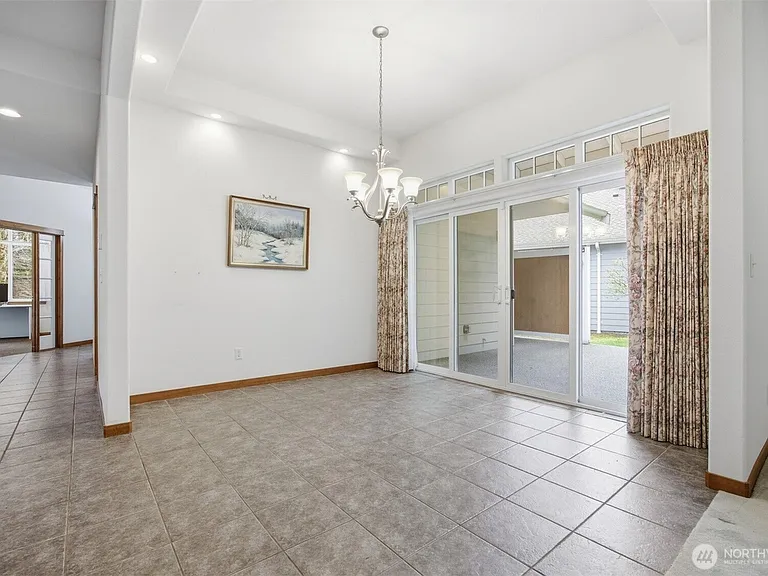 237 Creekview Crst — Photo 36