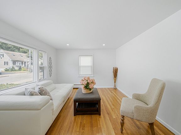 4th image of 42 Windham Rd