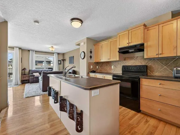 2412 N Kensington Rd NW #2, Calgary, AB T2N 3S1