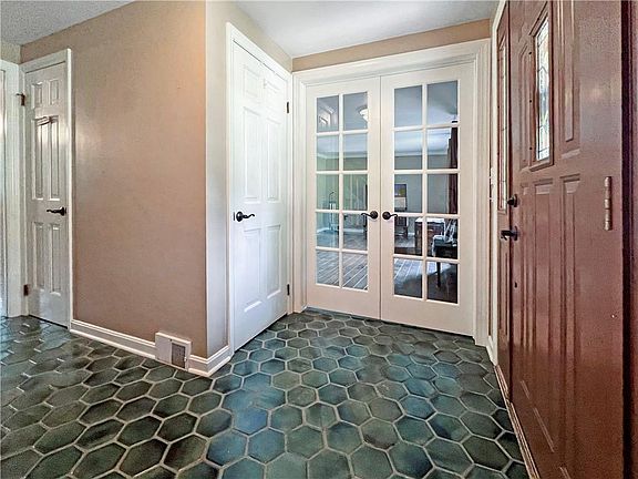 2nd image of 336 Oaklawn Dr