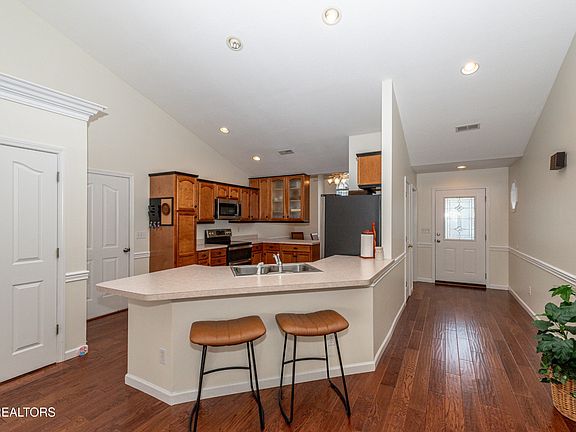 5th image of 1016 Silver Creek Ln