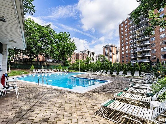 5th image of 301 Beech St APT 9K