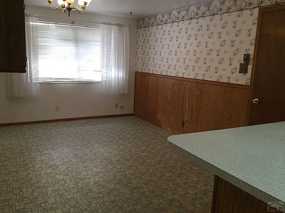 3rd image of 19 Meadowbrook Dr
