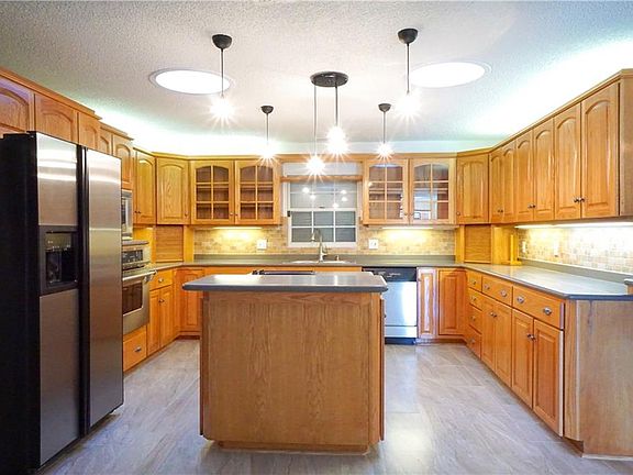 5th image of 117 Pine Tree Dr