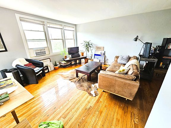 3rd image of 2406 W Farragut Ave #3