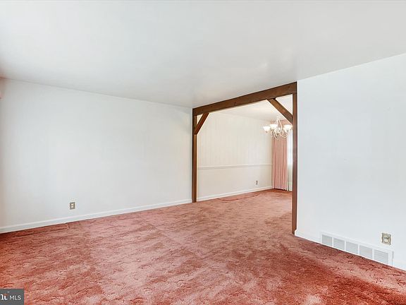 5th image of 926 Carlin Dr