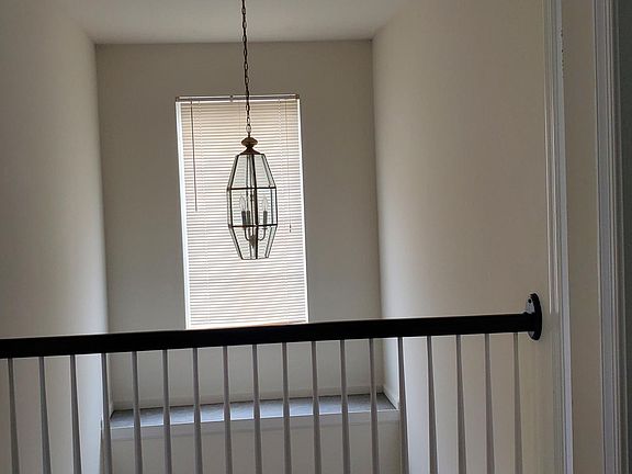 4th image of 33 Amelia Ct
