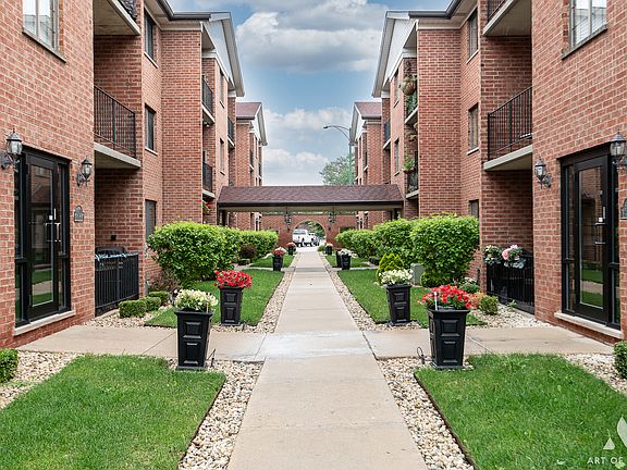 2nd image of 8424 W Catalpa Ave Unit 101