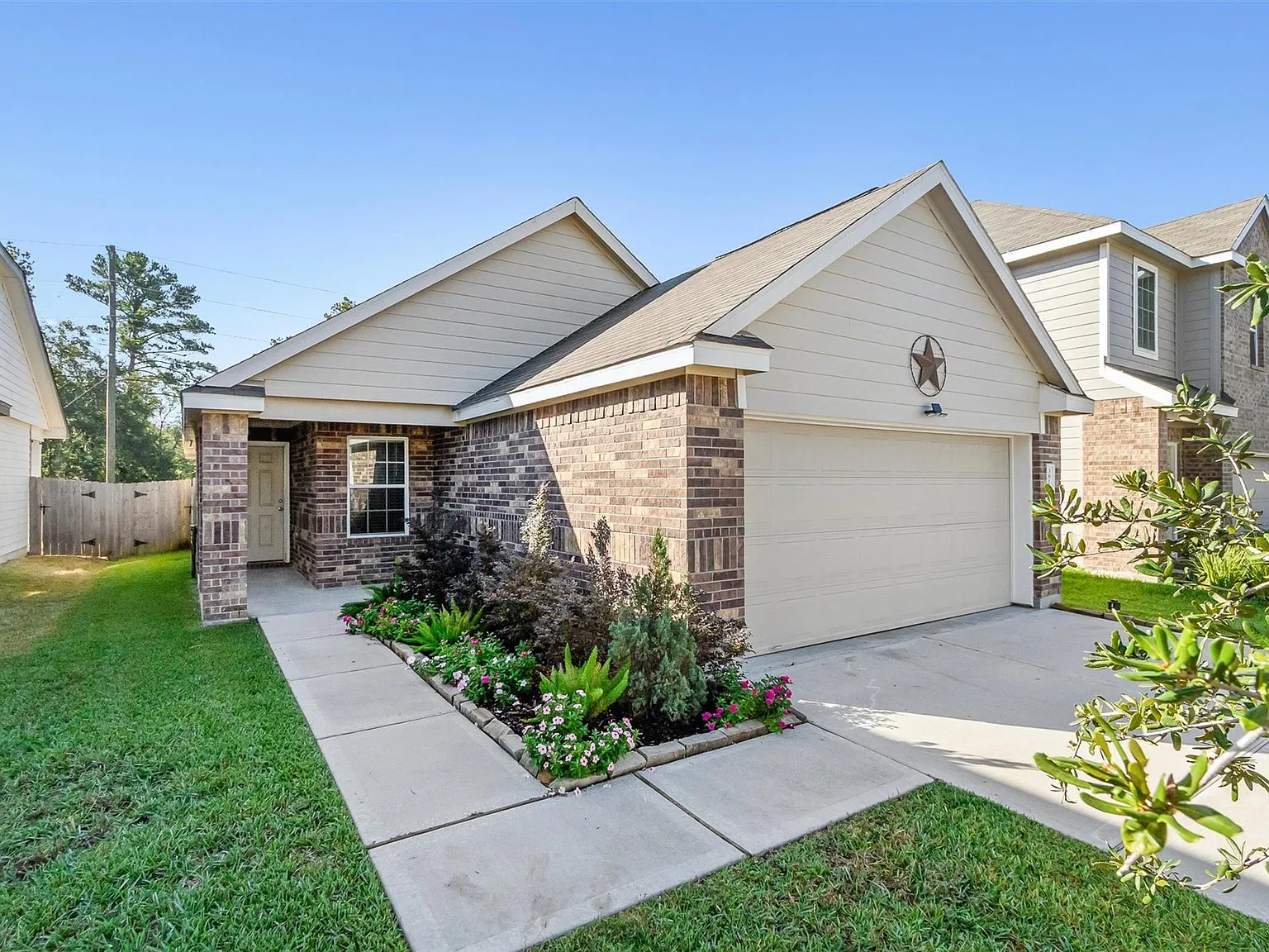 3 bed, 2.0 bath, 1418 sqft, $1,900 — Photo 2