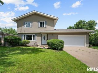 1884 Bristol Dr, Bettendorf, IA 52722
