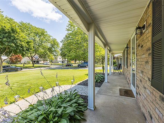 4th image of 27 Sunny Slope Dr