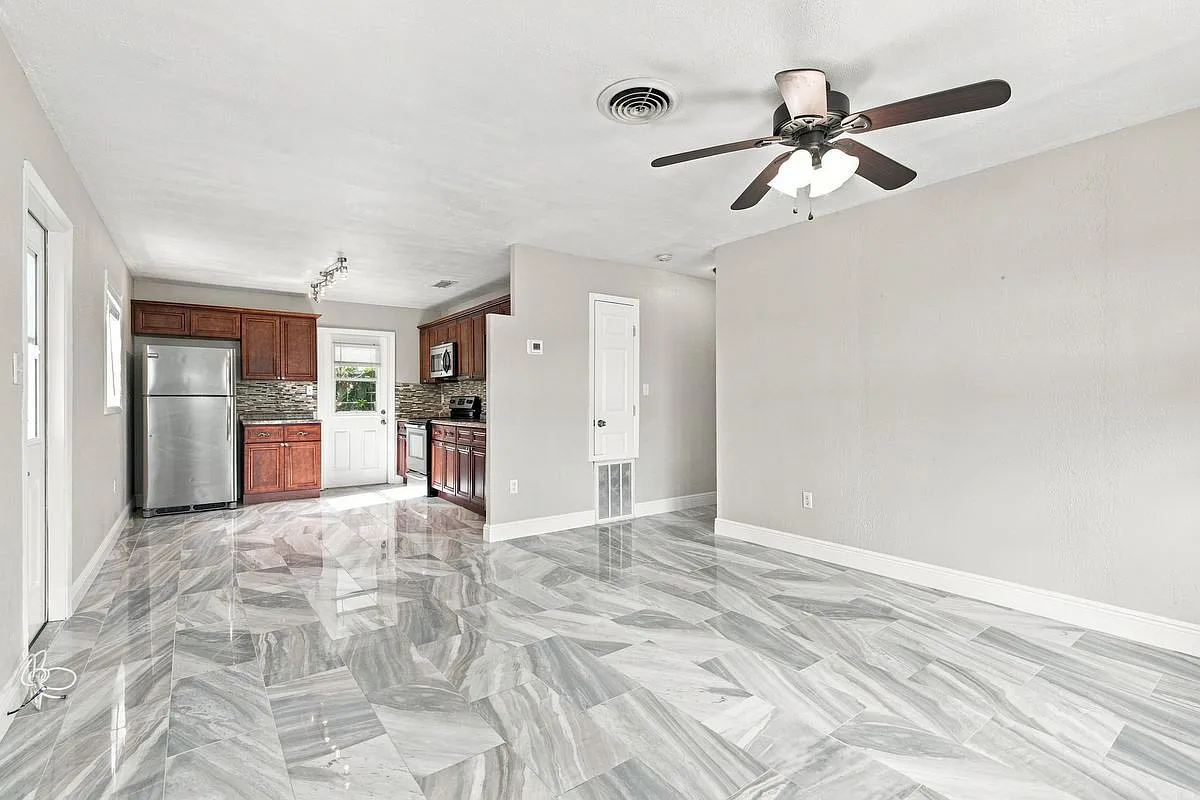 2 bed, 1.0 bath, 952 sqft, $2,000 — Photo 2