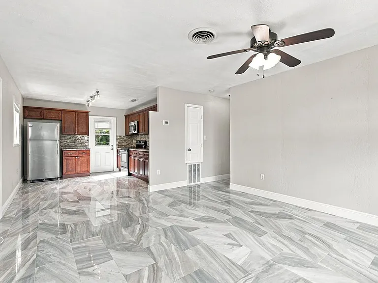 2267 Robinhood Dr — Photo 2