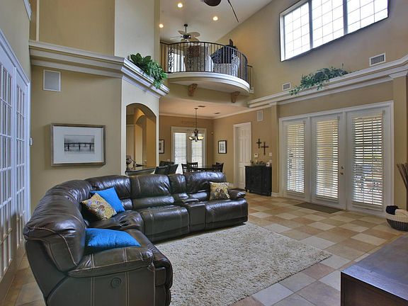 3rd image of 19 Lakebluff Dr