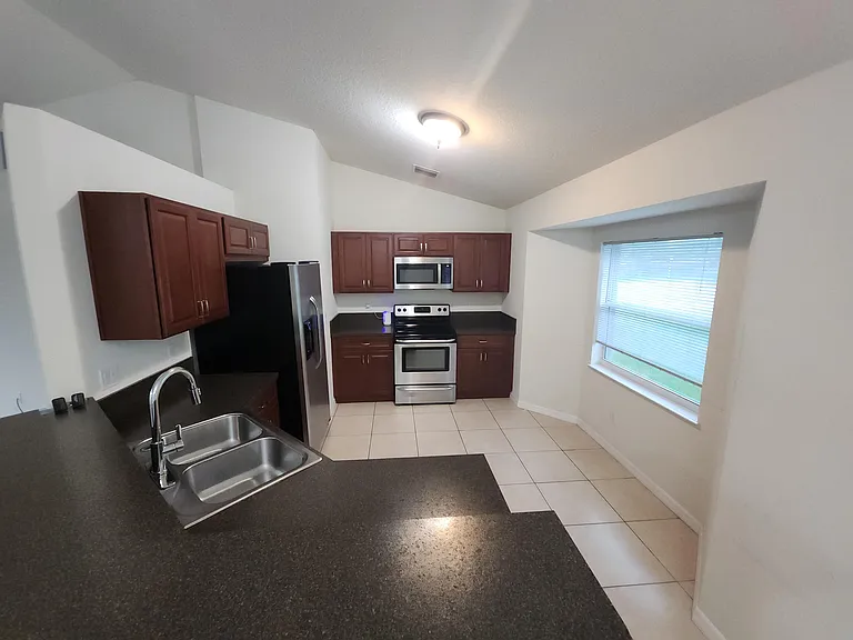 842 SE Walters Ter — Photo 12