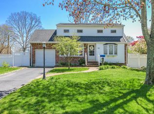 100 Avondale Dr, Centereach, NY 11720