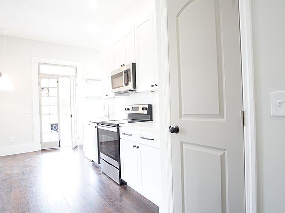 2nd image of 423 E 7th St #1