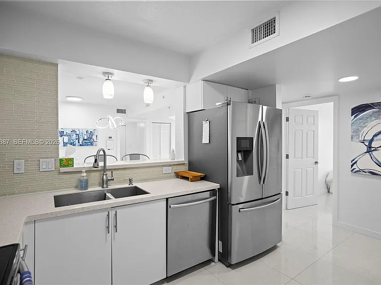 529 E Sheridan St #307 — Photo 4