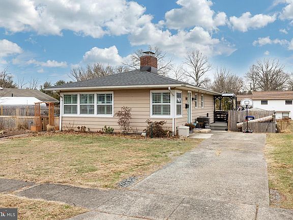 3rd image of 652 Woodland Dr