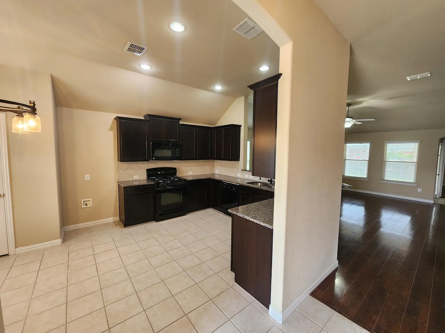 3 bed, 1592 sqft, $1,950 — Photo 3