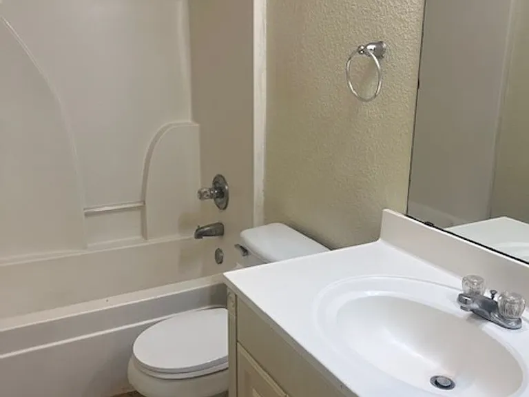 2204 Katy Ln — Photo 14