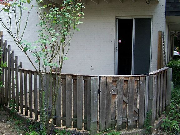 4th image of 908 S Weatherred Dr APT A