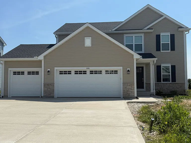 666 E Bluff Cir — Photo 1
