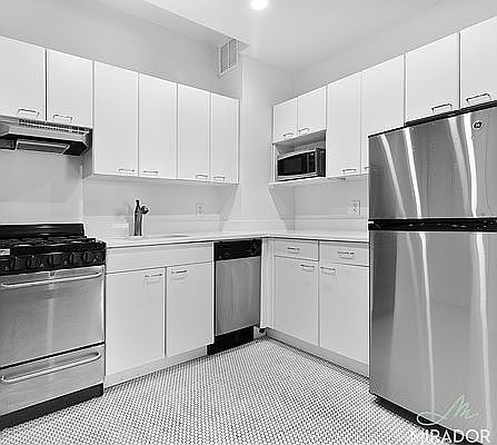 3rd image of 200 E 81st St APT 3b