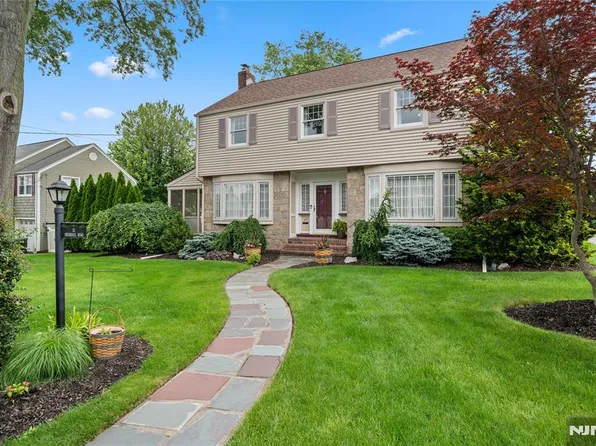 22 Greendale Rd, Clifton, NJ 07013
