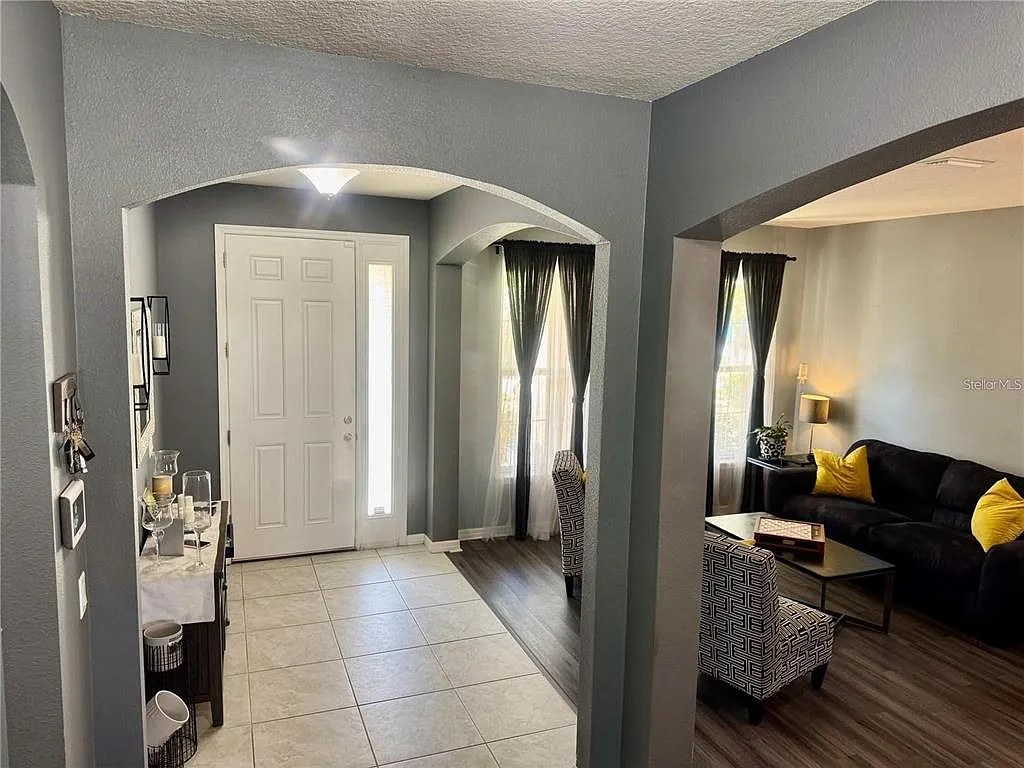 4 bed, 2.5 bath, 3092 sqft, $3,000 — Photo 2