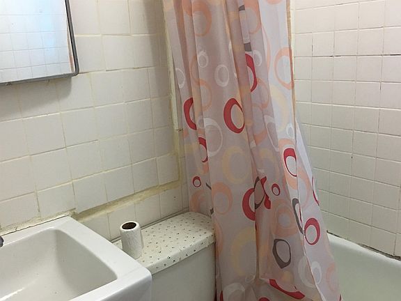 5th image of 822 Newark Ave #2