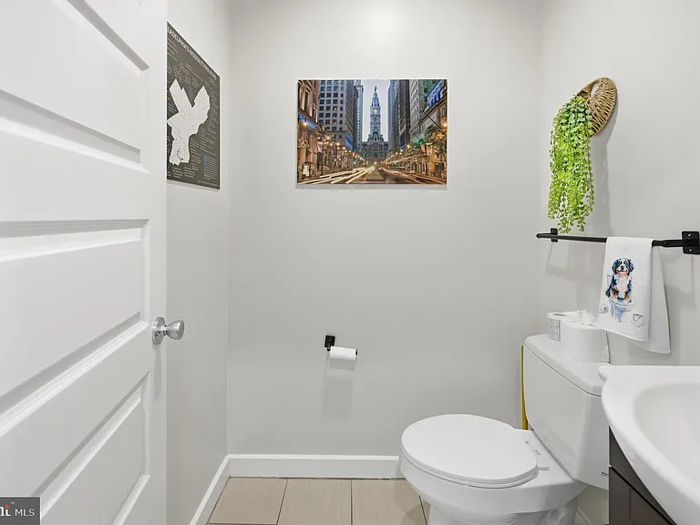 2568 Collins St — Photo 12