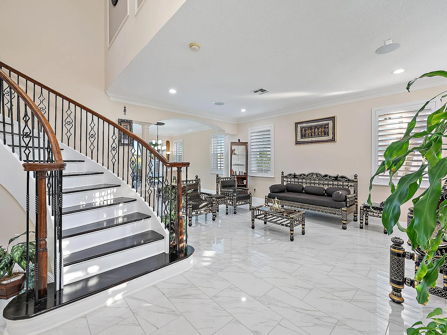 6 bed, 5248 sqft, $8,000 — Photo 2