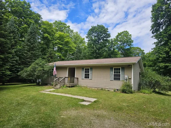 9662 W Hemlock St, Manistique, MI 49854